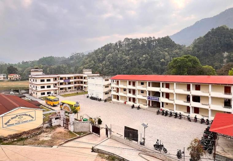 Nepal'deki sellerde yıkılan okulun müdürü, 900 öğrencisinin hayatını nasıl kurtardığını anlattı
