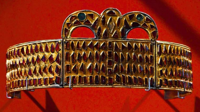 Hun kadınının 1600 yıllık mezarından çıktı: Som altın taç 250 den fazla değerli taşla süslenmiş