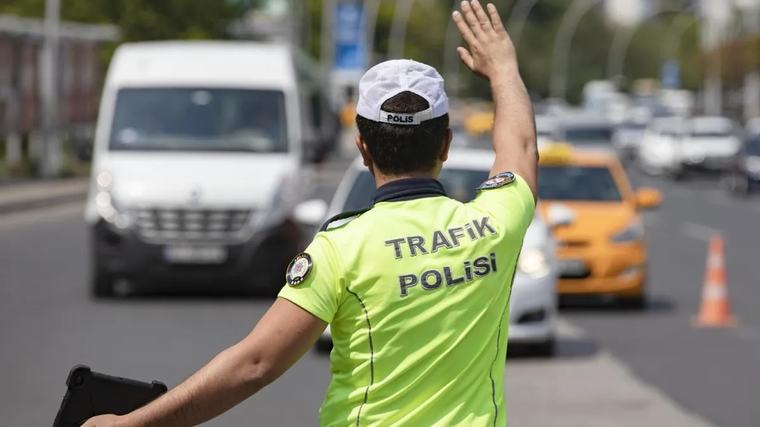 Sürücülerin dikkatine! Sahte trafik cezası tuzağı yayılıyor... "Ehliyetiniz askıya alınacak" diyerek bilgileri çalıyorlar