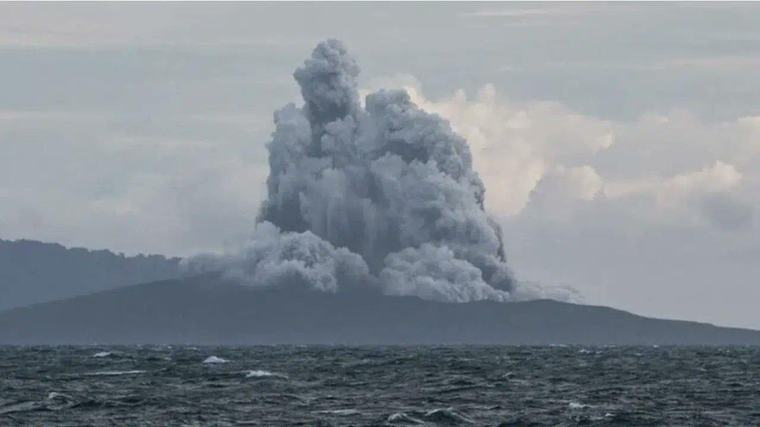 Anak Krakatau patladı: Kül bulutları gökyüzünü kapladı, yüzlerce uçuş iptal edildi