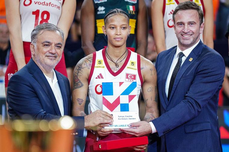 Melissa Vargas'ın annesini görenler şaştı kaldı 10:36