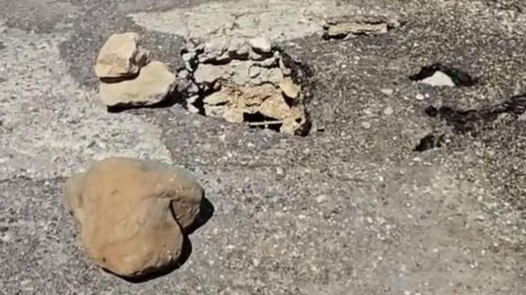 Diyarbakır’da yoldaki çukurlar sürücüleri isyan ettirdi
