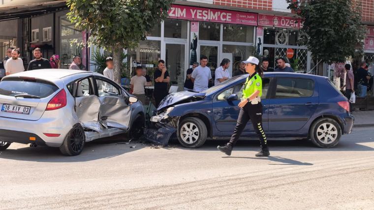 İnegöl’de kontrolden çıkan otomobil karşı şeride geçti: 3 yaralı