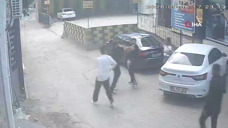 Darp edilen kadını kurtarmak isterken bıçaklandı!