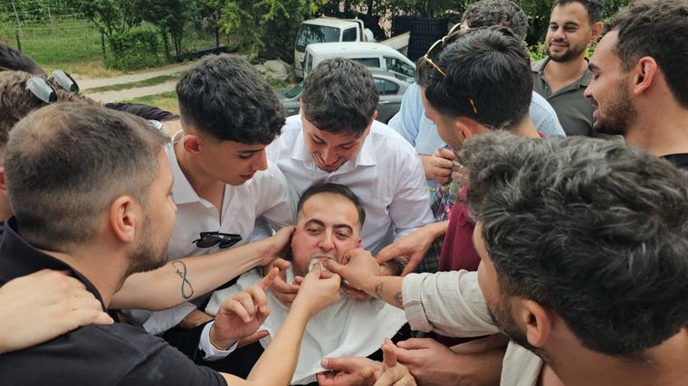 Bursa’da düğün geleneği şaşırttı: 200 metrelik yol 4 saatte geçildi