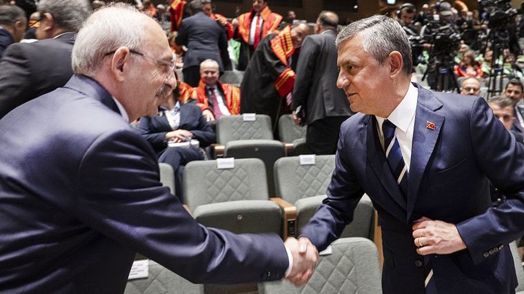 Bir haftada 2 tokalaşma! Özgür Özel'e bu kareyi sordular, cevabı sert oldu