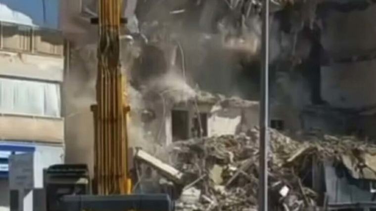Kuşadası'nda yıkım sırasında 5 katlı bina aniden çöktü