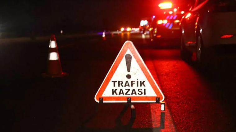 Antalya'da otomobille kamyonet çarpıştı: 3 yaralı